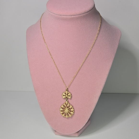 Handmade Jewelry - SOLD ON LIVE! 🚨🚨🚨Gold Floral Pendant Necklace
